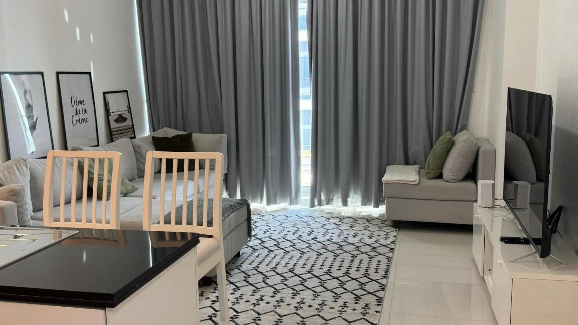 Dubai Damac Hills Luxurious Appartment 0*,